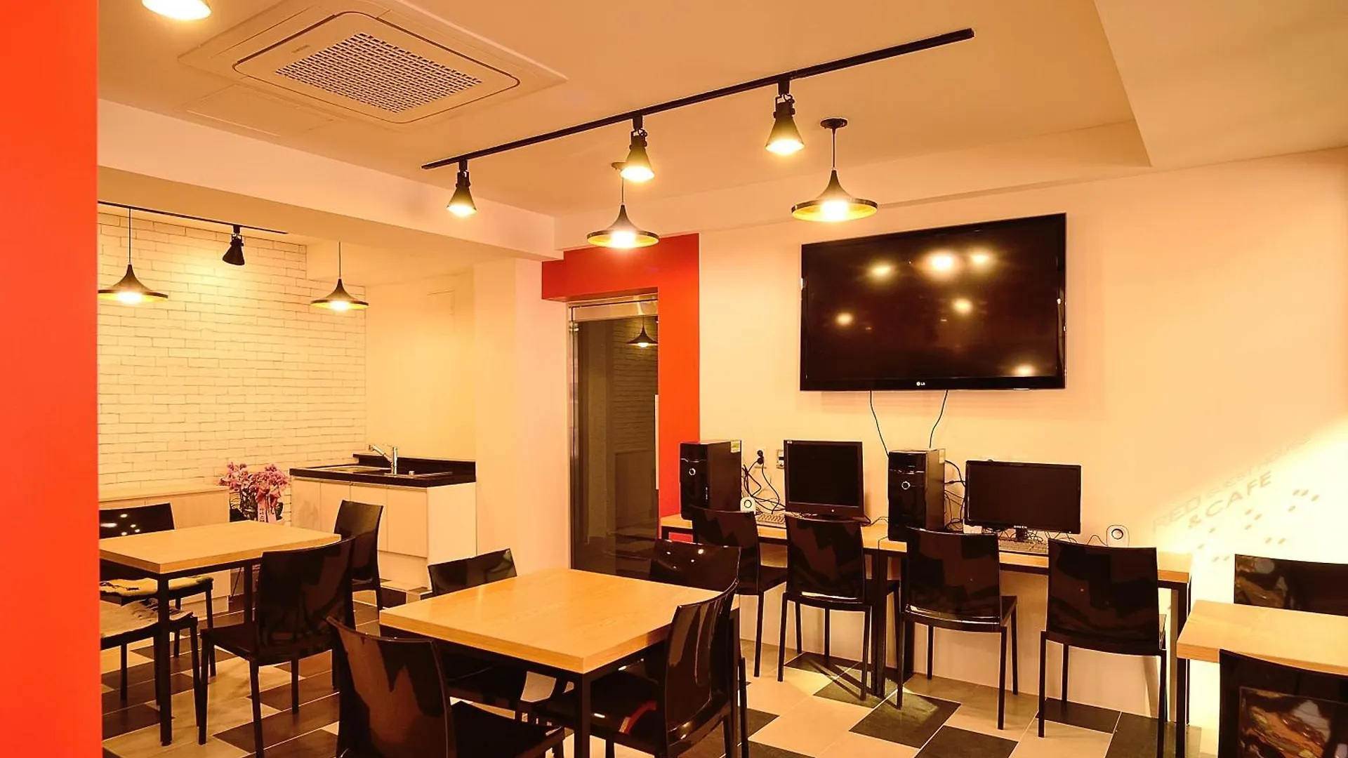 Red Guesthouse Seoul 2*,  South Korea